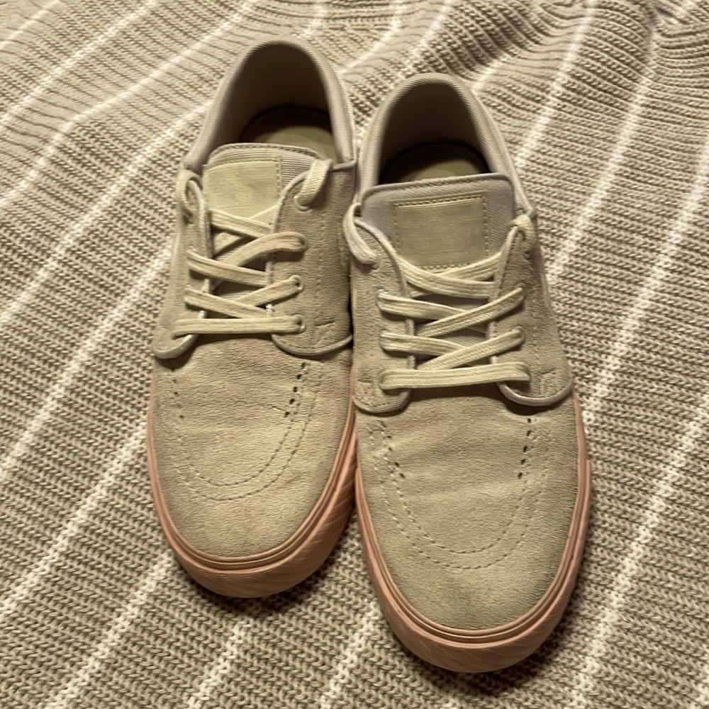 NIKE SB STEFAN JANOSKI RELEASES WITH BUBBLE GUM SOLES perfect for back to school